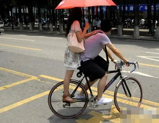 东莞工人普遍一夫多妻 女工情愿挣钱养男友(组图)