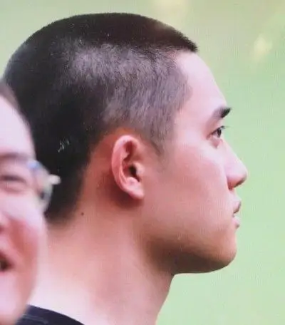 exo成员do正式当兵入伍剃寸头背超大黑包表情严肃