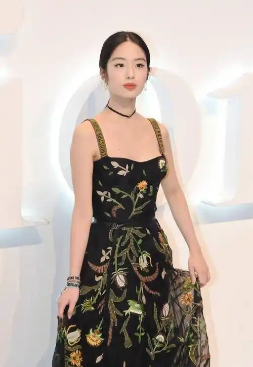 原创29岁杨采钰颜值超美身材超好女神越来越有时尚魅力了