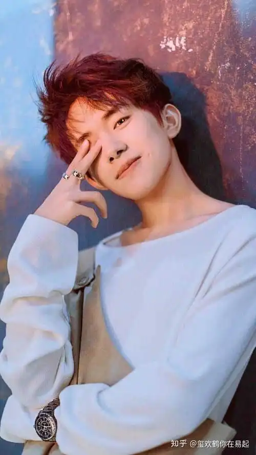 易烊千玺那个用毛衣捂着嘴,然后笑出梨涡的那个图片我找了好久,有没有