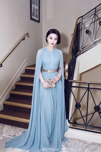 范冰冰身着一袭elie saab 2017春夏高级定制浅蓝色礼服,以短发形象