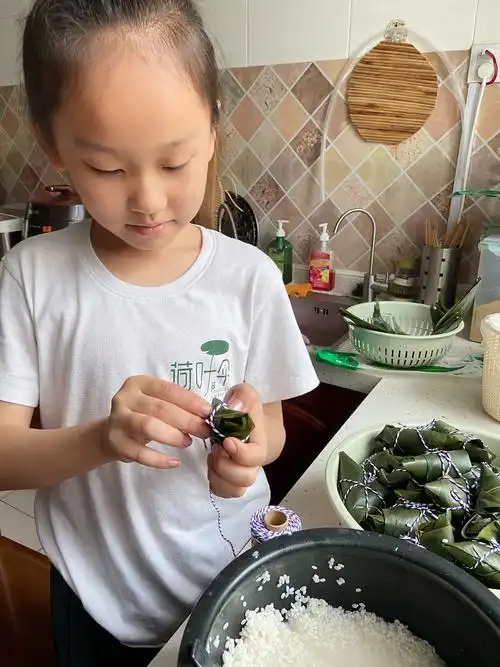 小手拉大手之美食--包粽子