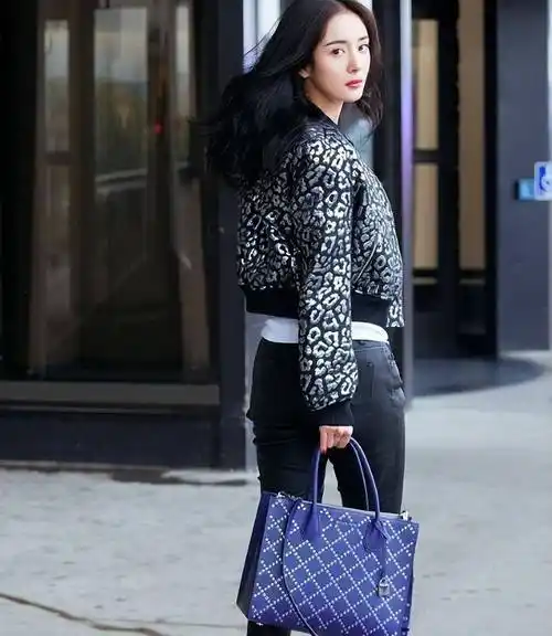 原创杨幂分享巴黎街拍美照中式穿搭超有范大秀香肩性感撩人