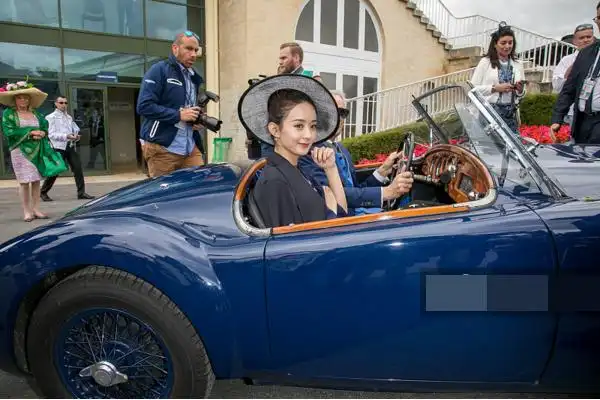 赵丽颖法国最新路透照曝光,妆容精美坐豪车,网友:迷晕老外