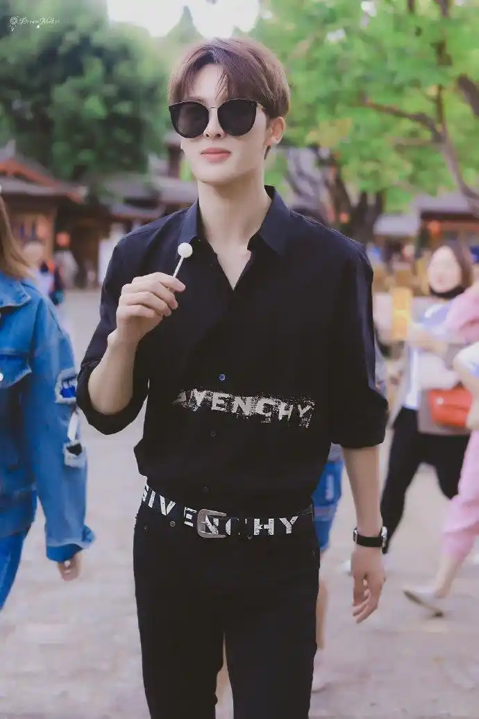 轻松驾驭各种墨镜,造型百变,时尚感十足～#朱正廷[超话]#@theo-朱正廷