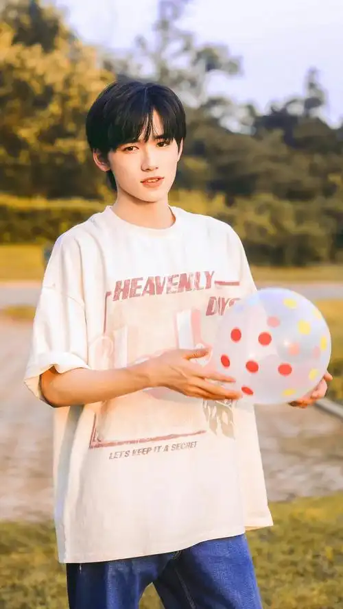 宋亚轩的皮肤白皙细腻,双手在脸颊比耶更是青春活力,唇红齿白的笑容让