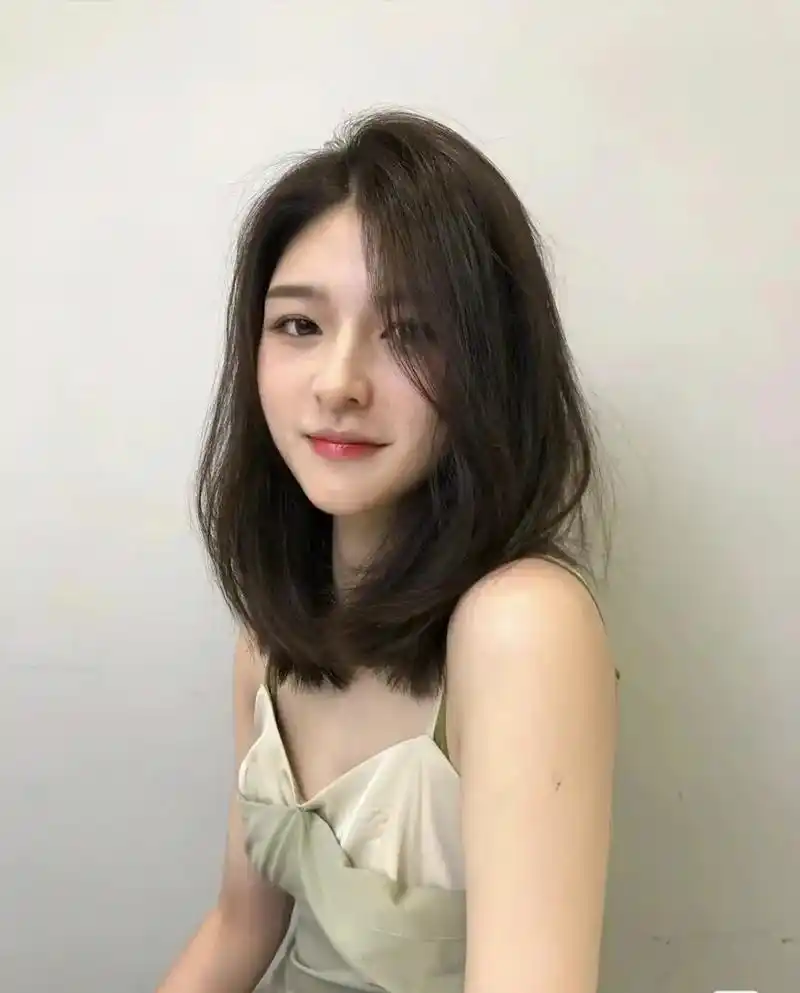 话说回来,今年的锁骨发发型可是很 - 抖音