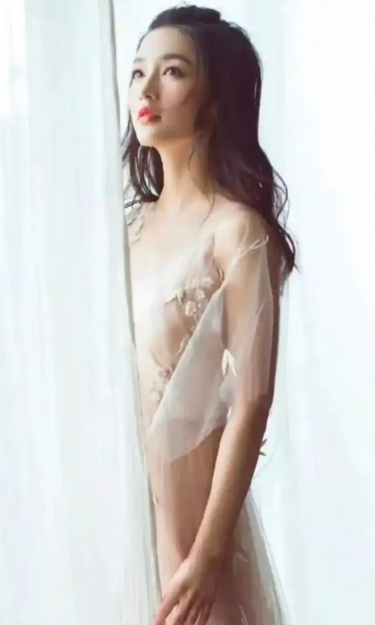 李沁太敢露,穿半透明上衣唯美曼妙身材若隐若现,这让人流鼻血的瘦小