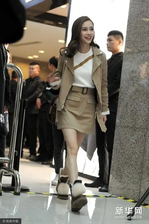辣妈angelababy踩毛毛靴尽显少女心