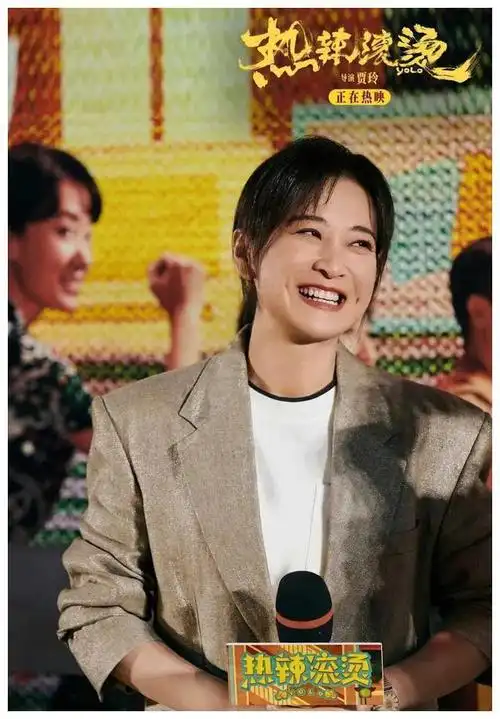 贾玲与吴彦祖相遇岁月痕迹显现岁数尴尬光线下真实对比