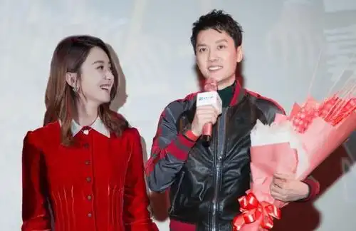 冯绍峰携赵丽颖现身机场,婚后罕见同框,黏在一起好甜蜜