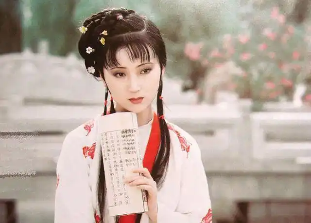 同时后世也是不断地流传,而光是黛玉葬花这个典故就惊艳多少人