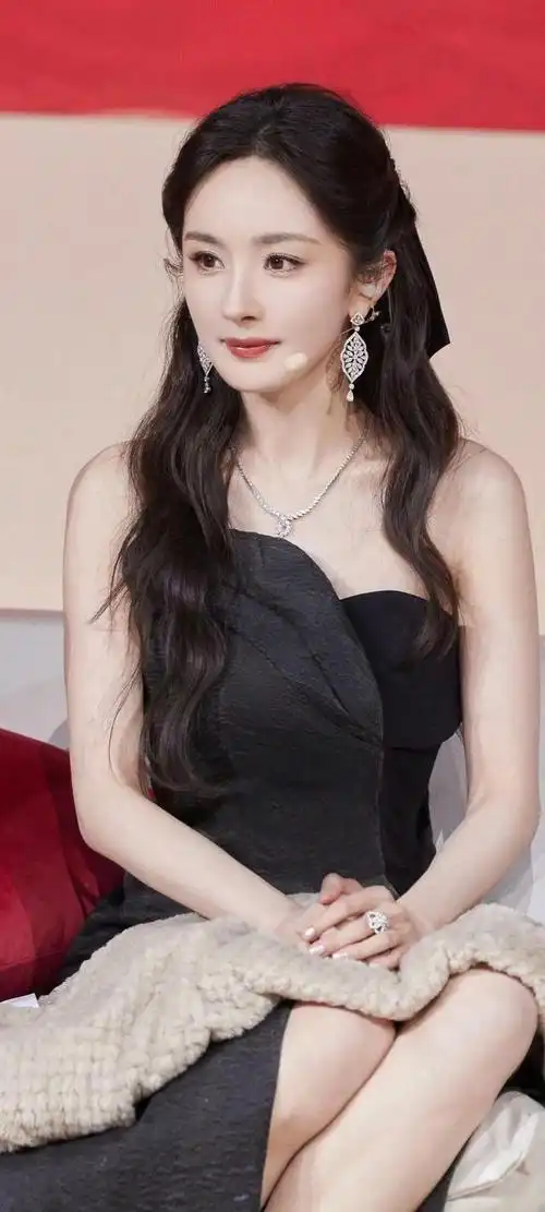 美女系列壁纸第677期,我们为大家带来了魅力四溢的杨幂.