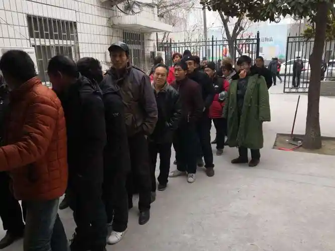 某工地农民工在劳动监察大队排队领工资