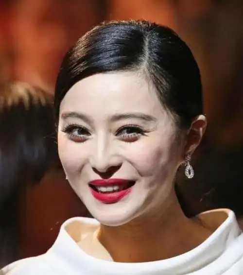 外媒镜头下的明星缺点暴露无遗李小璐吓人而她经得起任何考验