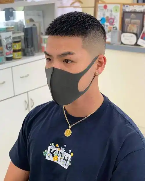 碎寸头圆寸头发型也可以做一些轻微的变化,来提高整个发型的层次,头顶