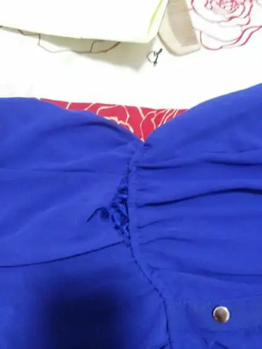 表姐在朋友的服装店里买了件雪纺裙子,穿了一次就开线了,想让我去帮她