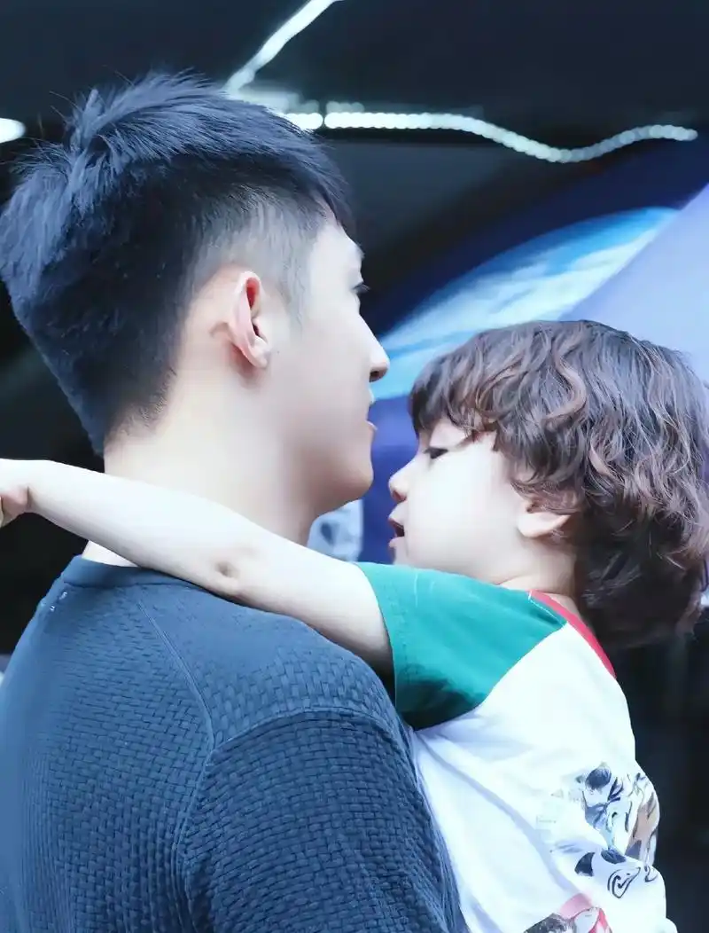 看到了景瑜以后带娃的样子 #黄景瑜黄景瑜黄景瑜 #放开我北鼻 #豪