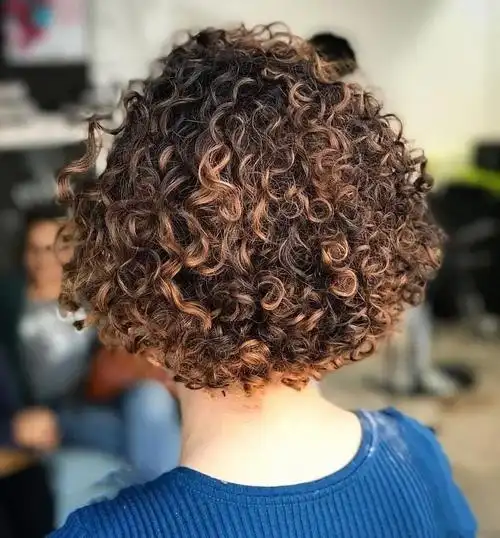 有人说这种发型显老,那是因为发色太黑的缘故,你可以选择染发的方式