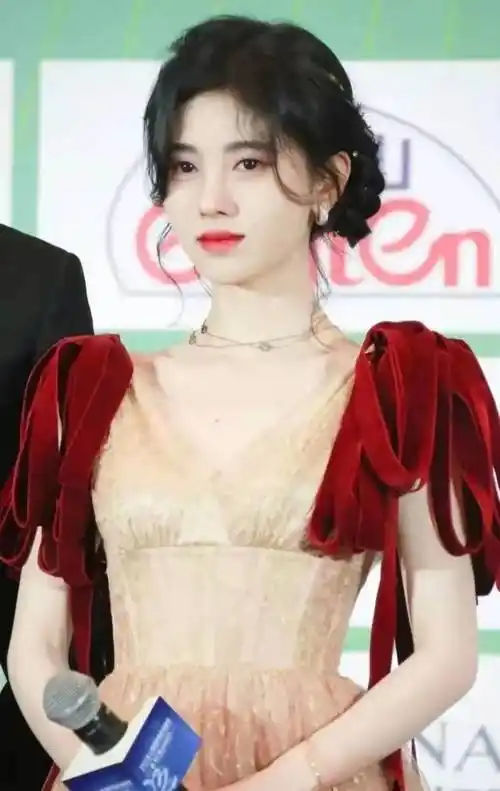 鞠婧祎端午晒对镜自拍,韩式半永久换成淡妆,齐刘海却被网友说是假的