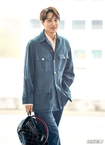 exo金钟仁现身机场 用颜值撑起"老干部套装"【组图】【5】