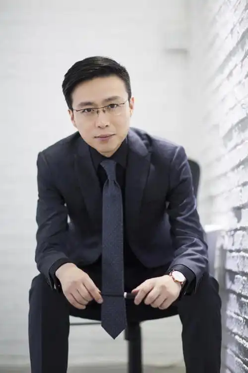 东方人,成年人,中年人,一个人,商务人士,商务男性,竖图,室内,正面