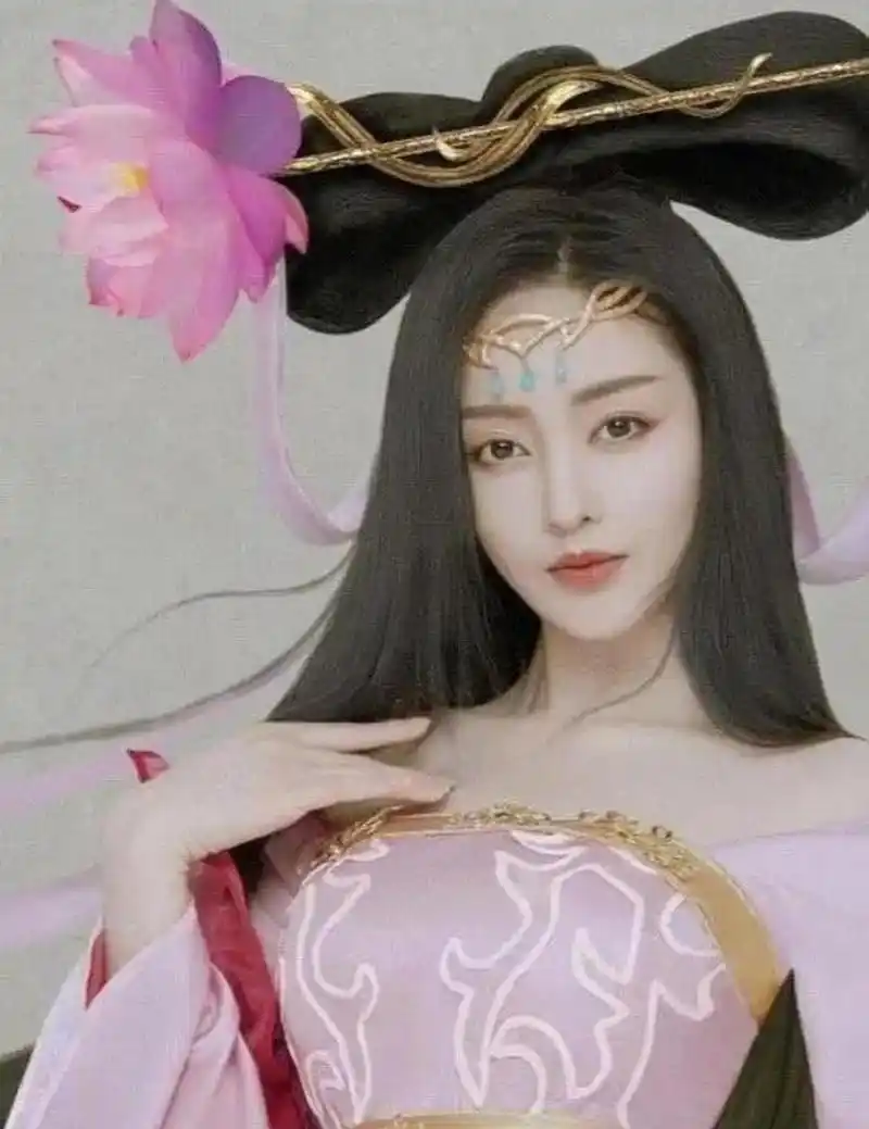 张天爱cos貂蝉,这身粉色衣服太美,这身材绝了