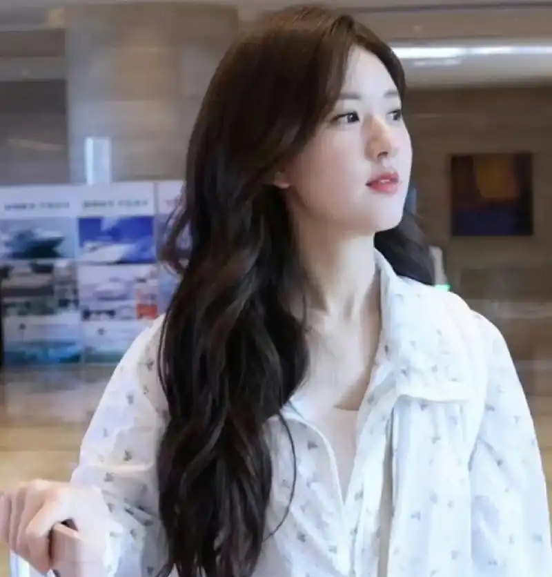 赵露思自出道以来,因为一张圆润饱满的脸蛋受到了不少人的攻击,一被