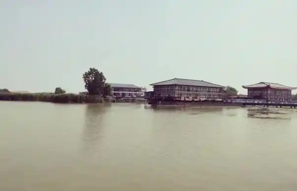 长荡湖水街位于江苏省常州市金坛区,是一个集生态旅游,休闲娱乐,文化