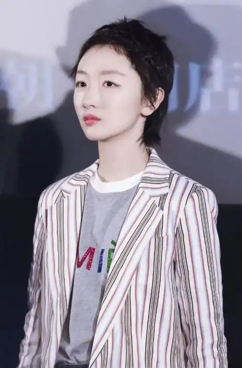 周冬雨穿得像个小学生短发搭配超幼稚打底衫稚嫩可爱不失时尚