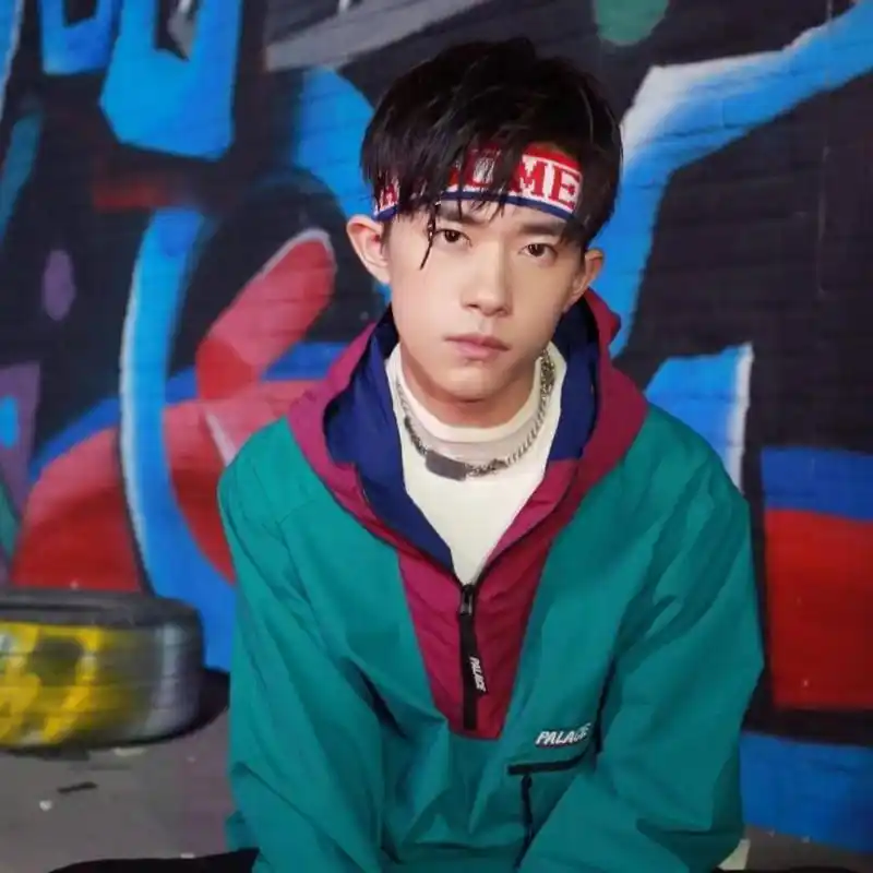 易烊千玺妈妈备受赞誉,但表示培养两个儿子非易事,他们成功离不开她的