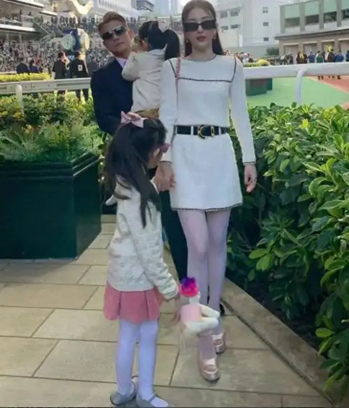 天王嫂朱丽倩出席公公丧礼小黑裙优雅迷人旗袍裙古典端庄