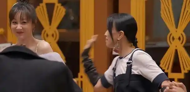 "隐形富婆"杨紫:和顶流男星处成"兄弟情",却遭那英区别对待