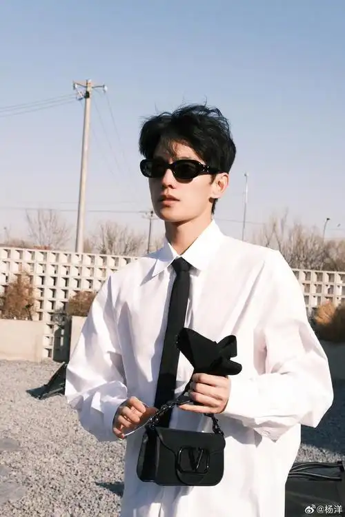 杨洋新年后的第一拍白衬衫黑领带墨镜造型简直太酷太帅了吧