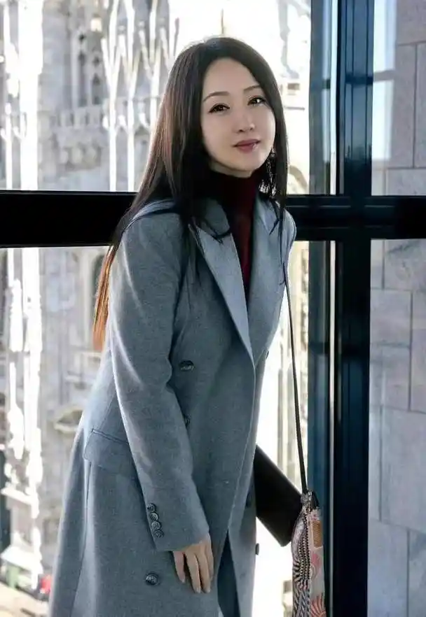 52岁杨钰莹美出新高度,高领毛衣搭配灰色大衣,显高又显气质!