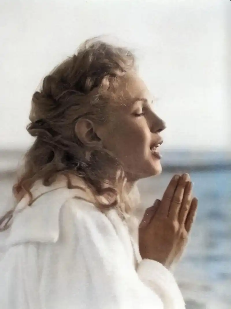 双手合十认真祈祷的玛丽莲梦露,此时的她闭着眼睛,专注的祈祷着,没有