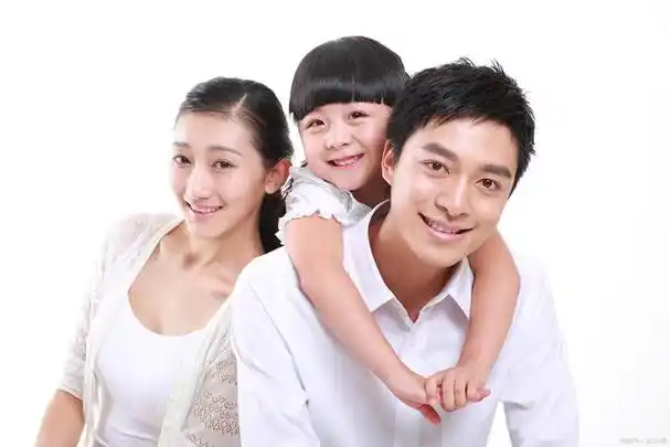 母亲节到了,我们可以拍一组幸福美满的全家福照片,送给我们的家人,接