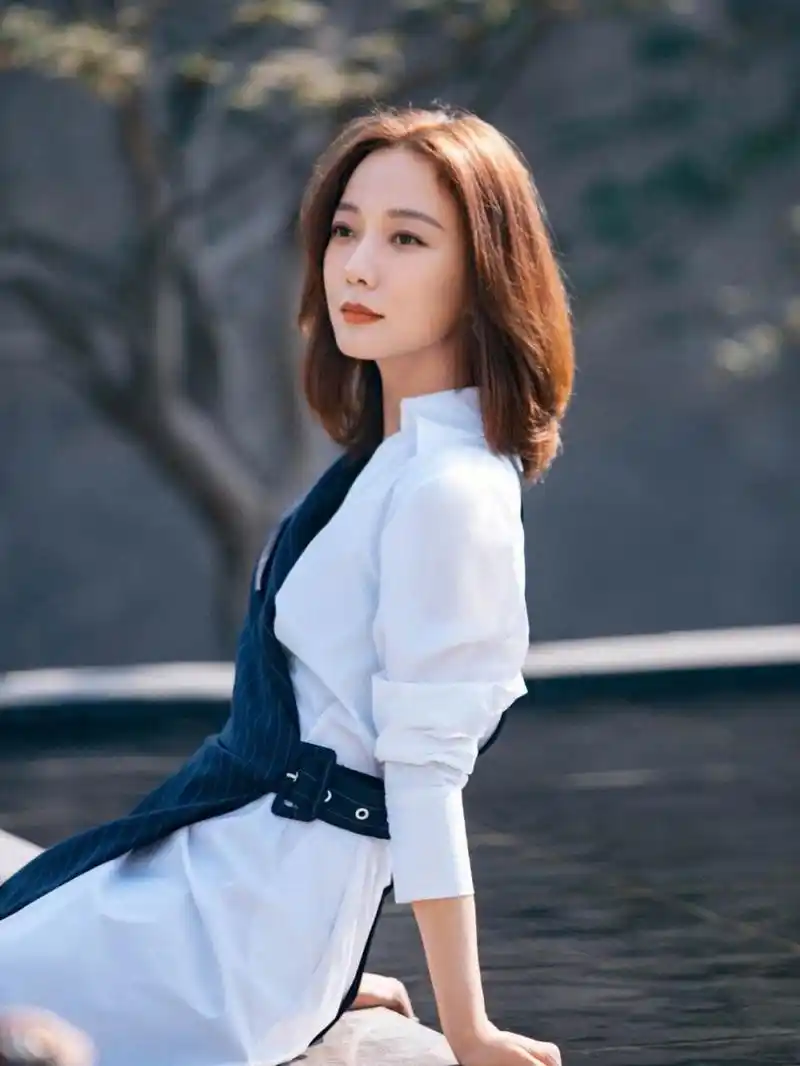 1,#张若昀唐艺昕甜蜜樱桃吻# 张若昀唐艺昕合体拍写真,夫妻高调上演"