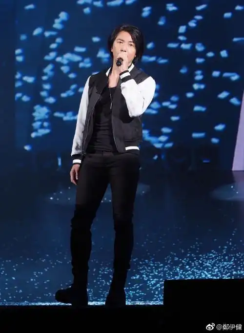 组图:54岁郑伊健近照曝光 头发柔顺穿着休闲低调拍摄新剧