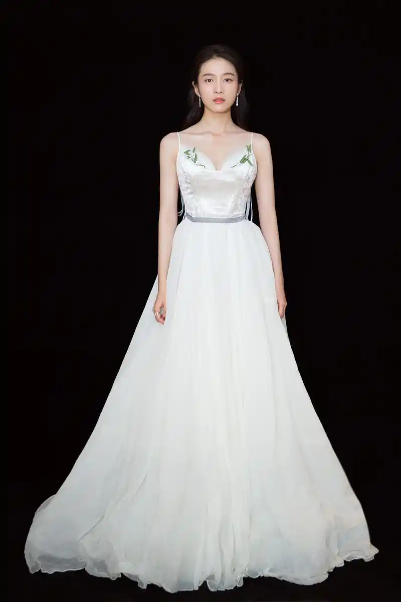 张雪迎受邀参加第14届长春电影节闭幕式暨颁奖典礼一袭薄纱仙裙轻柔