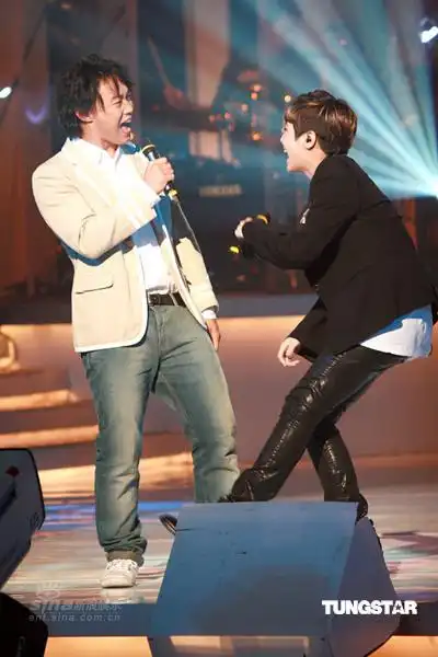 图文:《劲歌金曲》现场 陈奕迅何韵诗对唱