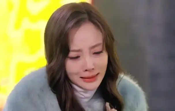 没想到,"做头发"事件才过去6年,李小璐就以"这种姿态"出现