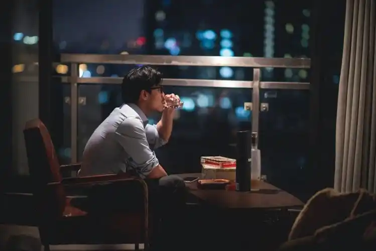 男人深夜的崩溃瞬间