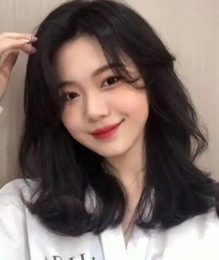 2023年最火锁骨发直发,随性引人注目的锁骨发型_中长发_女生发型大全