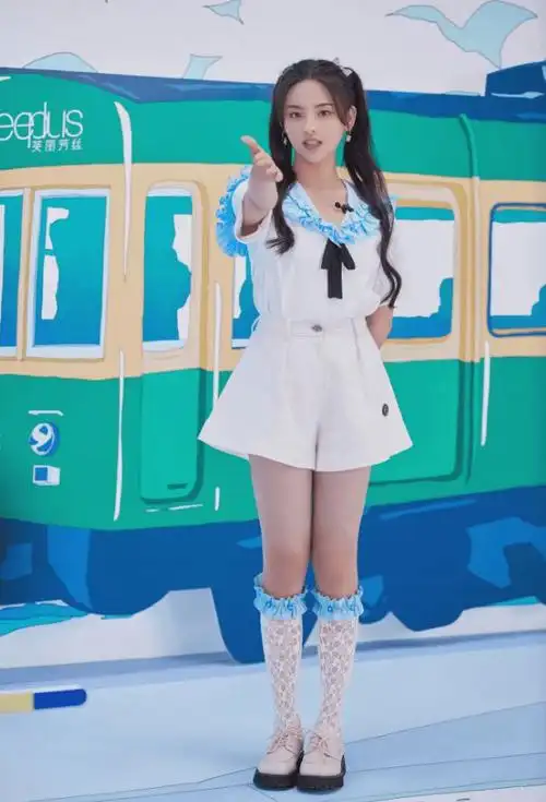 杨超越最新美照出炉穿蕾丝袜魅力四射双马尾活力无限