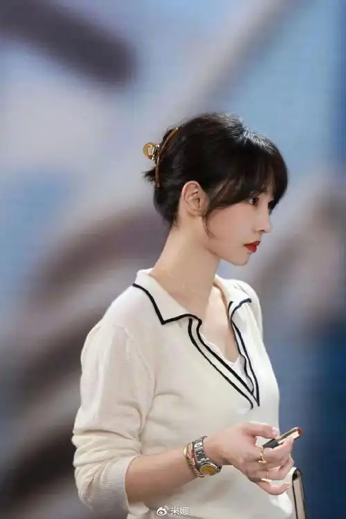 图片来源@赵丽颖工作室赵丽颖八字刘海没有齐刘海那样整齐,无规