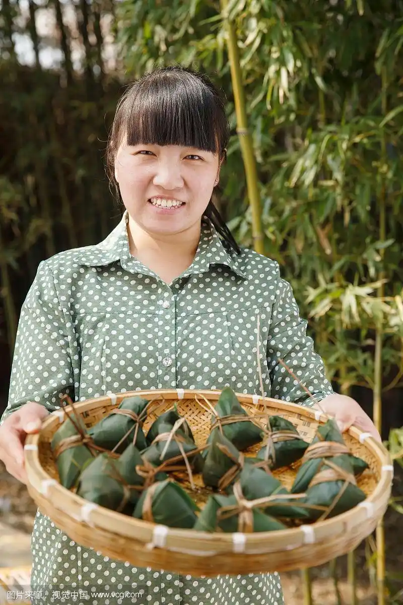 中年女人在包粽子