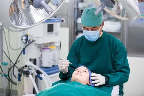 年轻女性做整容手术