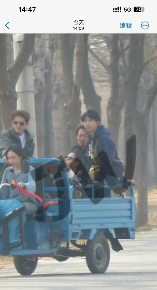 马嘉祺《#小熊花园#》路透  坐在三轮车边边上的小茄~竖起的呆毛好