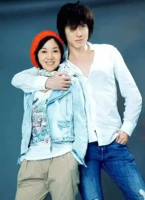 原创前夫净身出户52岁闫妮至今单身三段恋爱始终无果